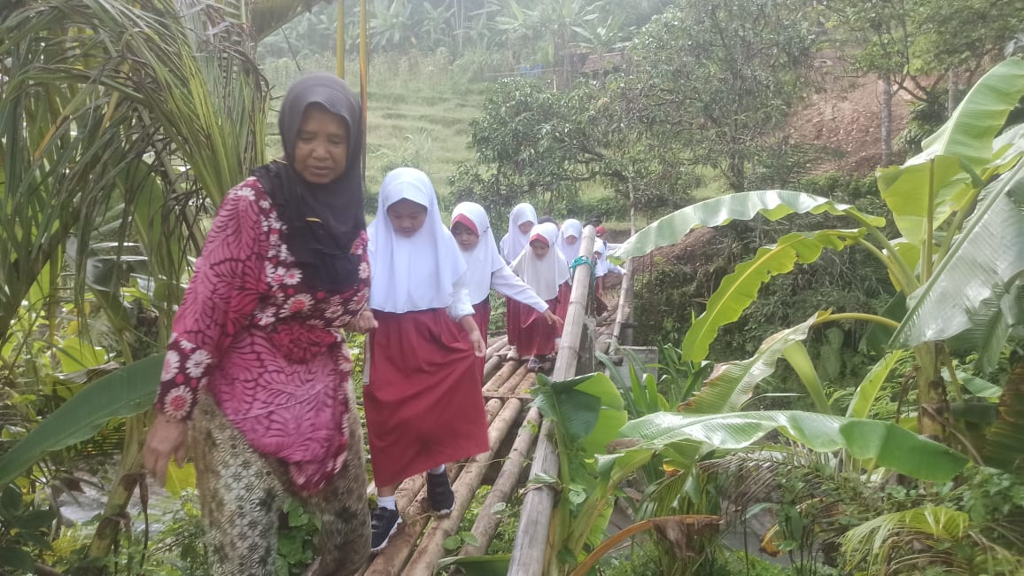 Warga Keluhkan Jembatan Penghubung yang Rusak, Forkopimcam Cisolok Langsung Berencana Perbaikan