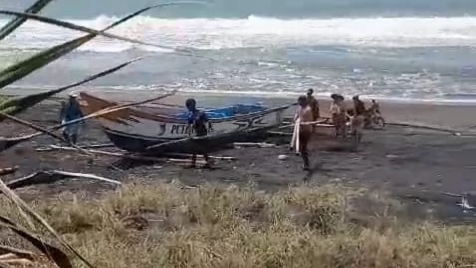 Sebuah Perahu Dihantam Ombak saat Bersandar di Perairan Ciroyom Sukabumi 