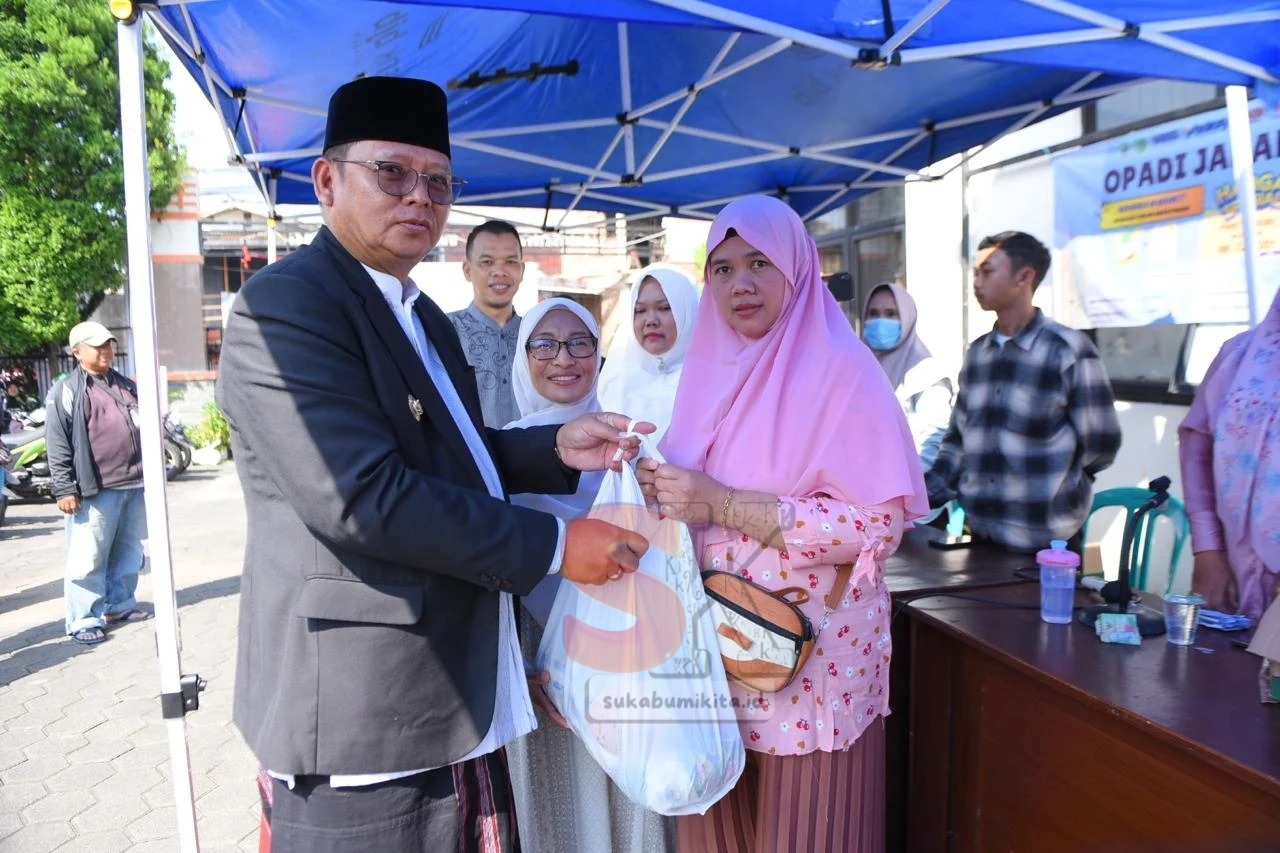 Kusmana Pantau Pasar Murah di Warudoyong, Warga Antusias