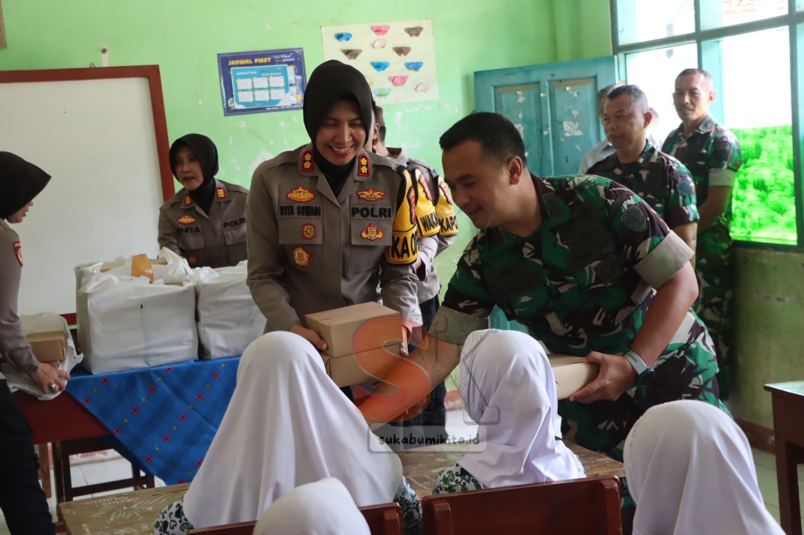 Pembagian Makanan Bergizi oleh Polres dan TNI di Sukabumi