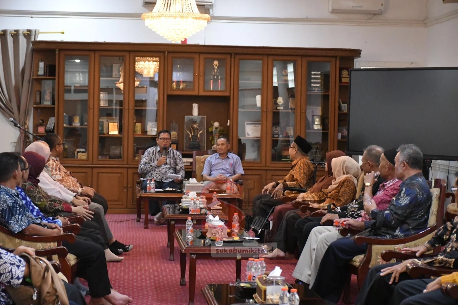 Pj Walikota Sukabumi Lepas 11 ASN Pensiun, Apresiasi Pengabdian