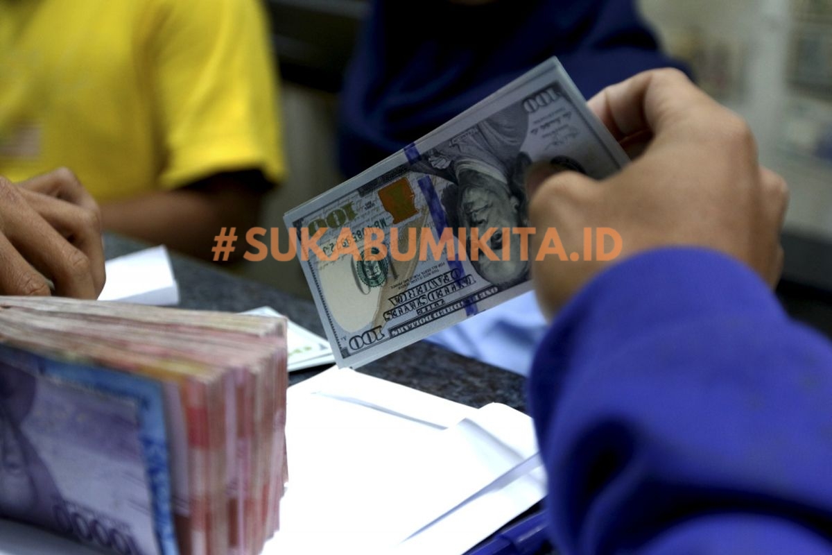 Sepekan Penuh Rupiah Anjlok, Dolar Terus Menguat