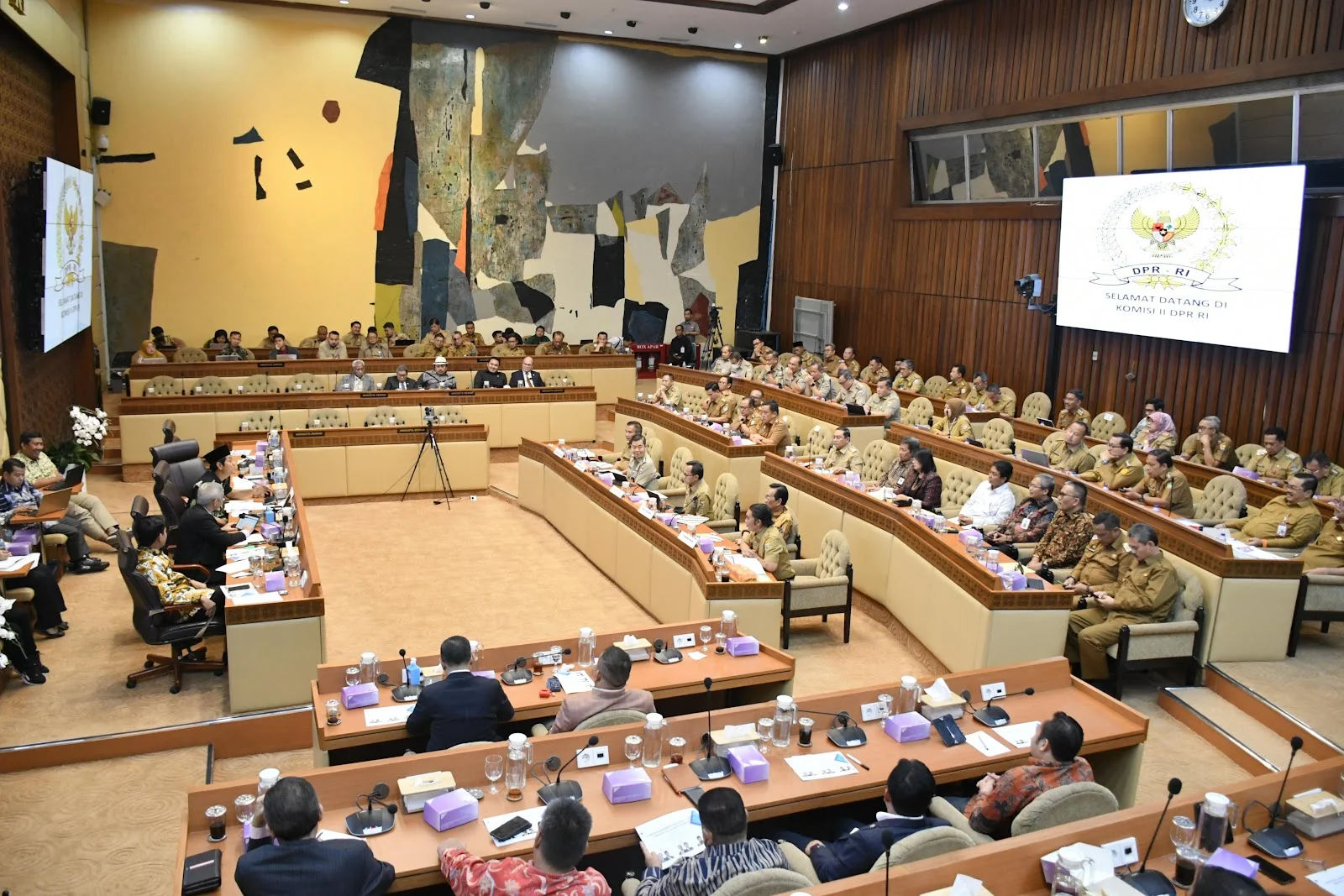 Pemkot Sukabumi Dukung Persiapan Pilkada Serentak 2024, Pj Wali Kota Hadiri Rapat di DPR RI