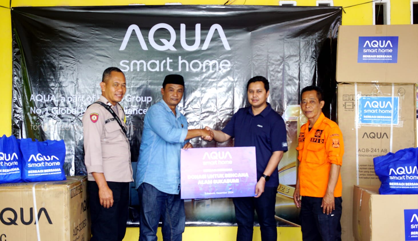 AQUA Elektronik Santuni Warga Terdampak Bencana Alam di Sukabumi