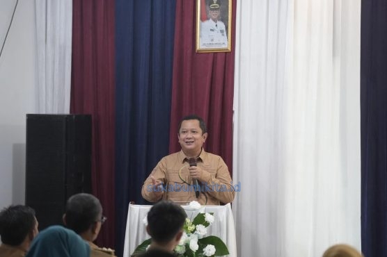Camat Lembursitu, Yudi Sutriana saat sedang memaparan laporannya di kegiatan musrenbang tingkat kecamatan. Terkait pembangunan yang berkelanjutan.