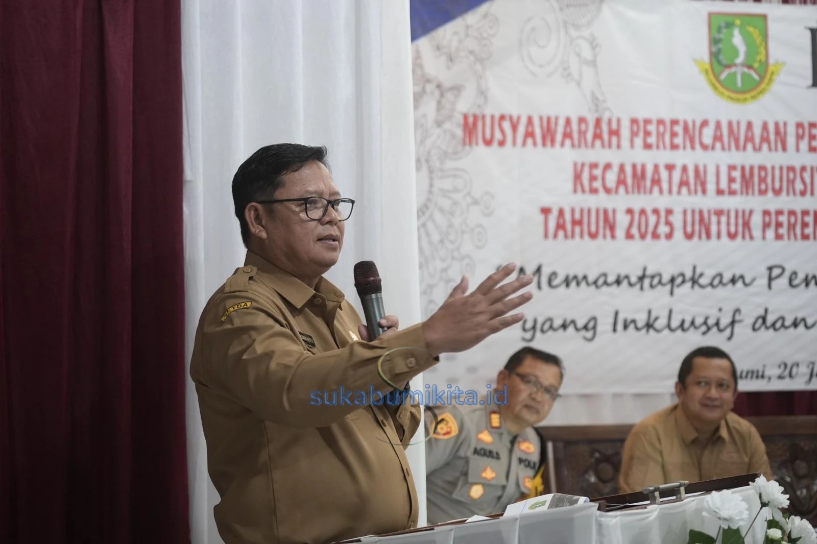 Pj Walikota Sukabumi, Kusmana Hartadji saat membuka kegiatan Musrenbang Kecamatan Lembursitu.