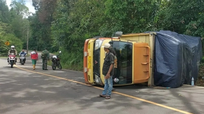 Truk Pengangkut Limbah Kardus Terguling di Waluran, Lalu Lintas Sempat Terganggu