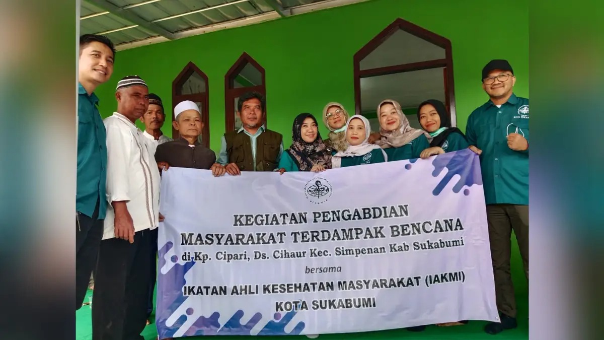 IAKMI dan Dinkes Kota Sukabumi Salurkan Bantuan untuk Korban Bencana di Simpenan