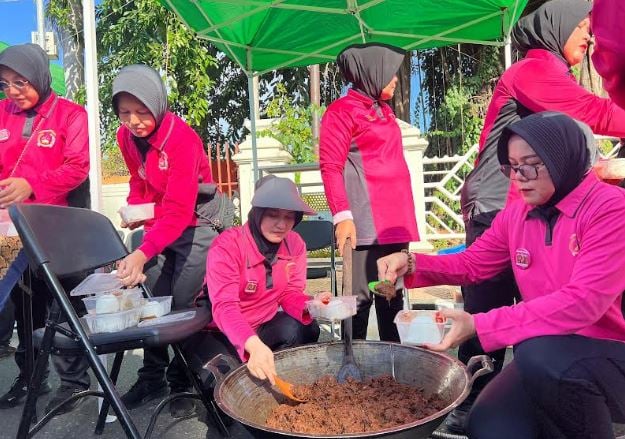 1.000 Bhayangkari Masak Rendang 1 Ton di Sumbar, Cetak Rekor MURI