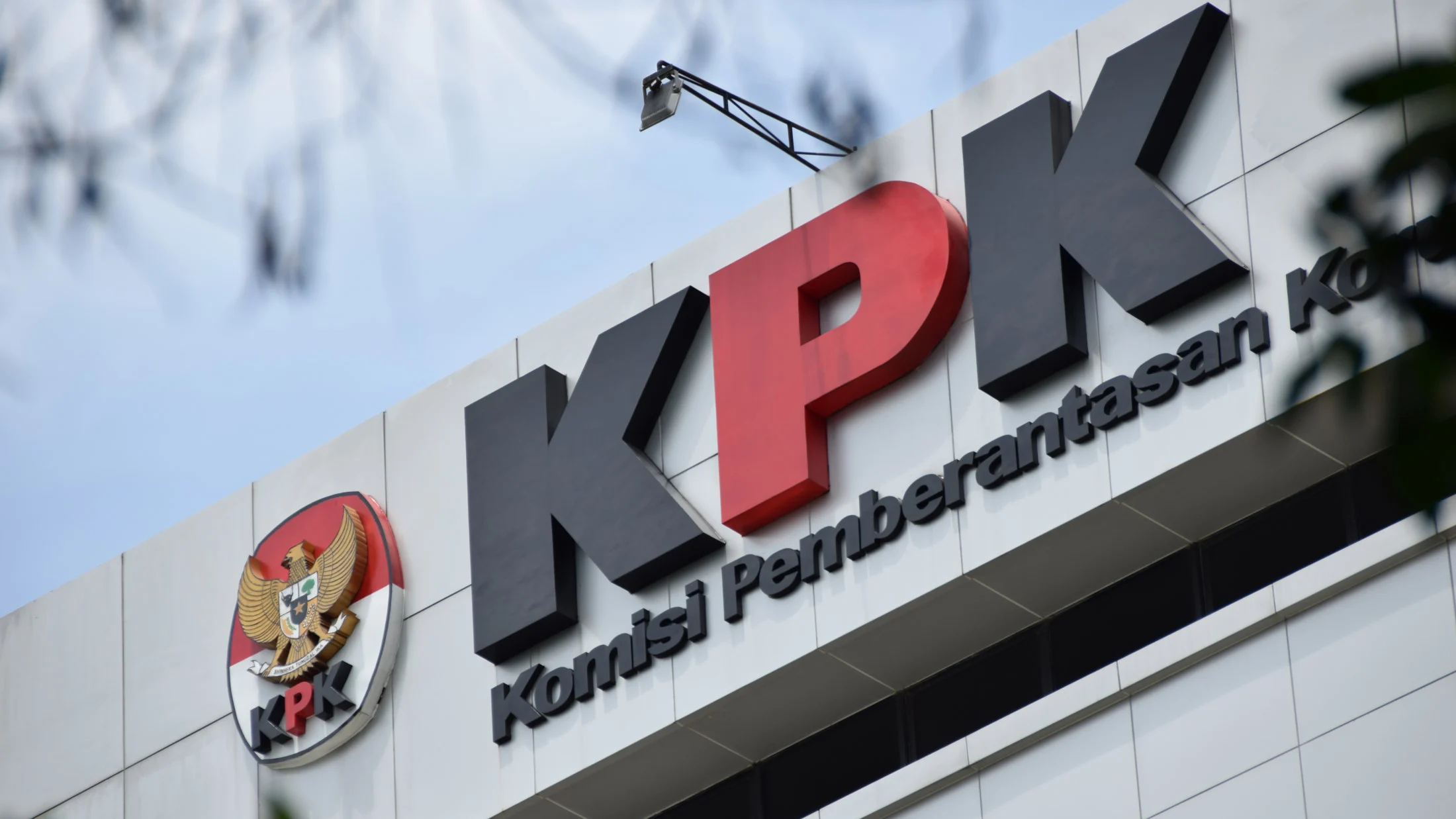 KPK Tetapkan Heri Gunawan Tersangka Korupsi CSR BI dan OJK, Legitimasi Hukum Dipertanyakan